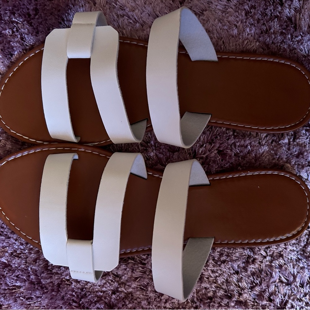 Women’s White Flat Sandals NWOT - Picture 3 of 7